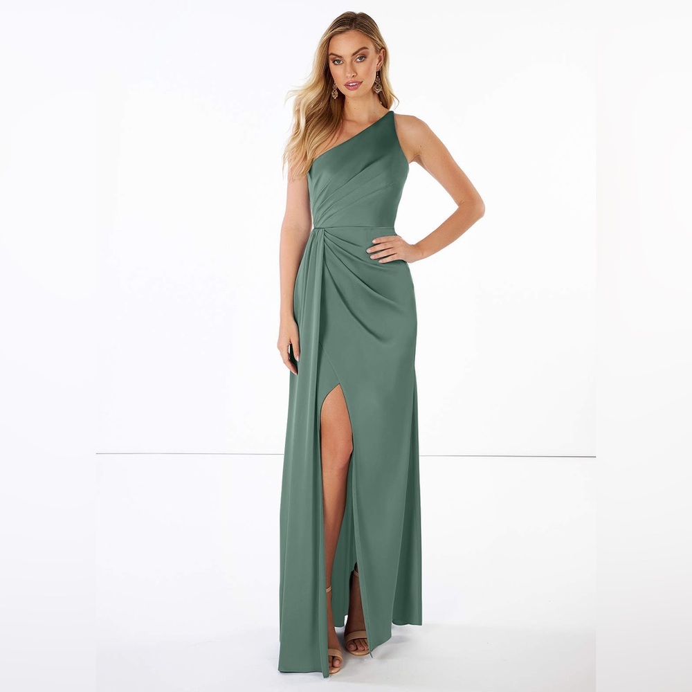 Azazie Mika Stretch Satin Dress
Eucalyptus / A8V
Bust:36”
Waist:29.5”
Hips:39.5”
